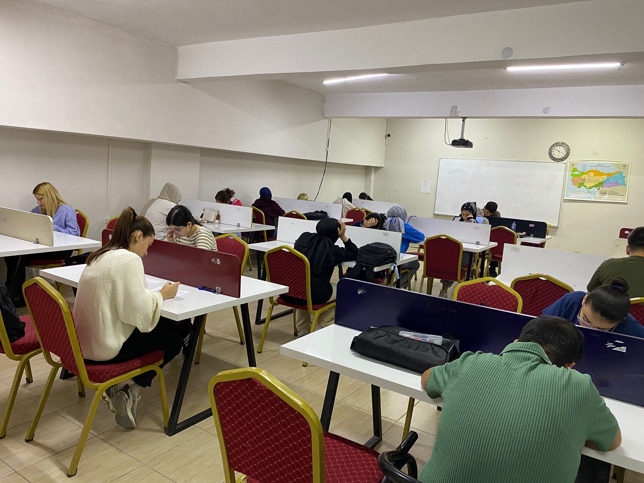 Atafen çalışma salonunda öğrenciler bireysel masalarda çalışıyor